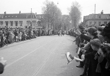 853116 Afbeelding van het publiek op de Wittevrouwenbrug tijdens de intocht van de geallieerden; op de achtergrond de ...